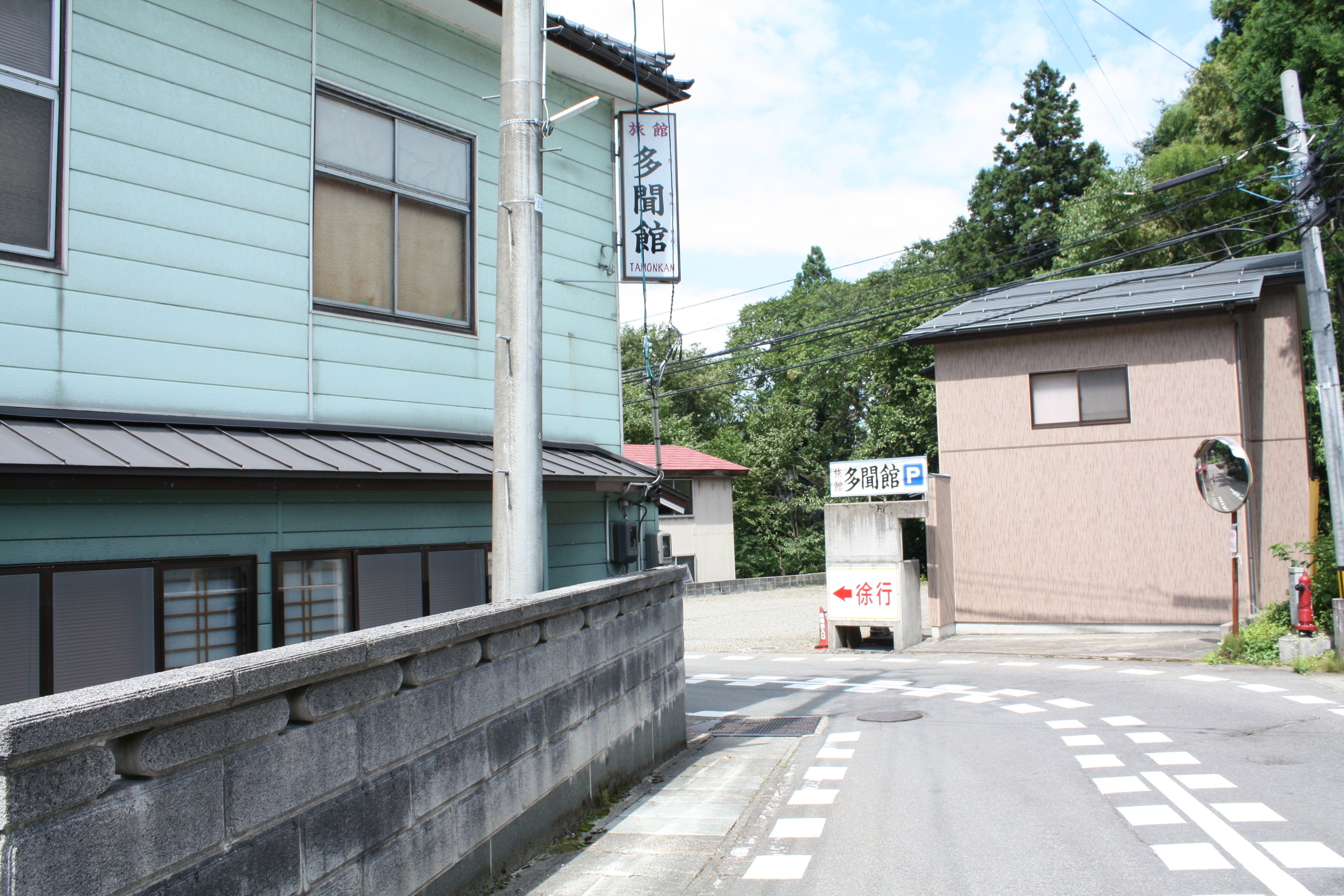 A building with a sign indicating a parking area.