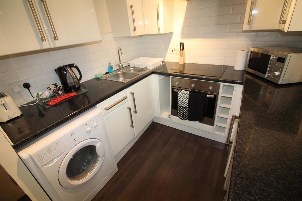 1 Bed Apartment | Private kitchen | Microwave, oven, stovetop, coffee/tea maker