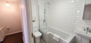 Kombinert dusj/badekar, hårføner, håndklær og såpe