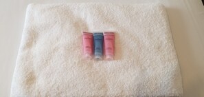 Kombinert dusj/badekar, hårføner, håndklær og såpe