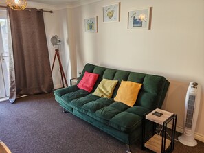 TV - Garland Modern Apartment With Parking Tilbury 1 (Tilbury)