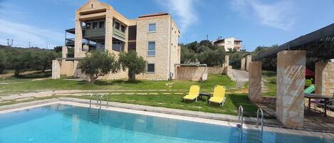 Una piscina al aire libre, una piscina climatizada