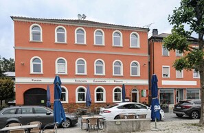 A multi-story building with a ground floor restaurant named 'Ristorante Leonardo Pizzeria.' - Pension Leonardo (Aidenbach)
