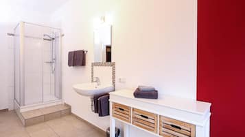 Deep-soaking bathtub, free toiletries, hair dryer, towels