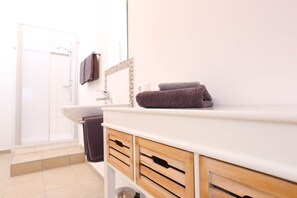 Baignoire relaxante profonde, articles de toilette gratuits