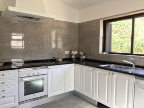 Kühlschrank, Mikrowelle, Ofen, Geschirrspüler