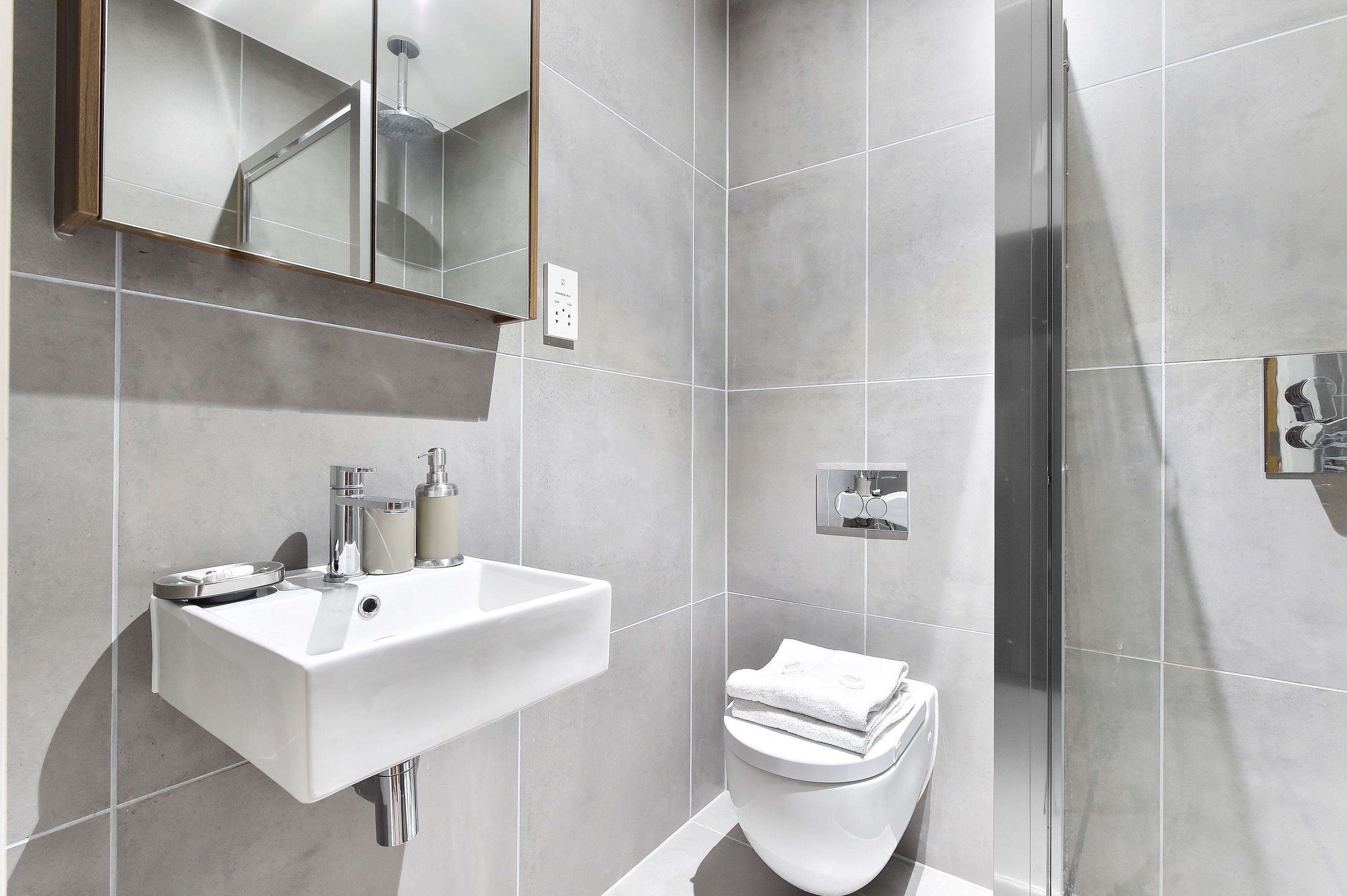 Appartement | Badkamer | Een regendouche, een haardroger, handdoeken