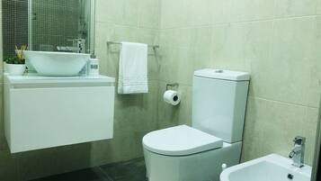 Combined shower/bathtub, hair dryer, bidet, towels