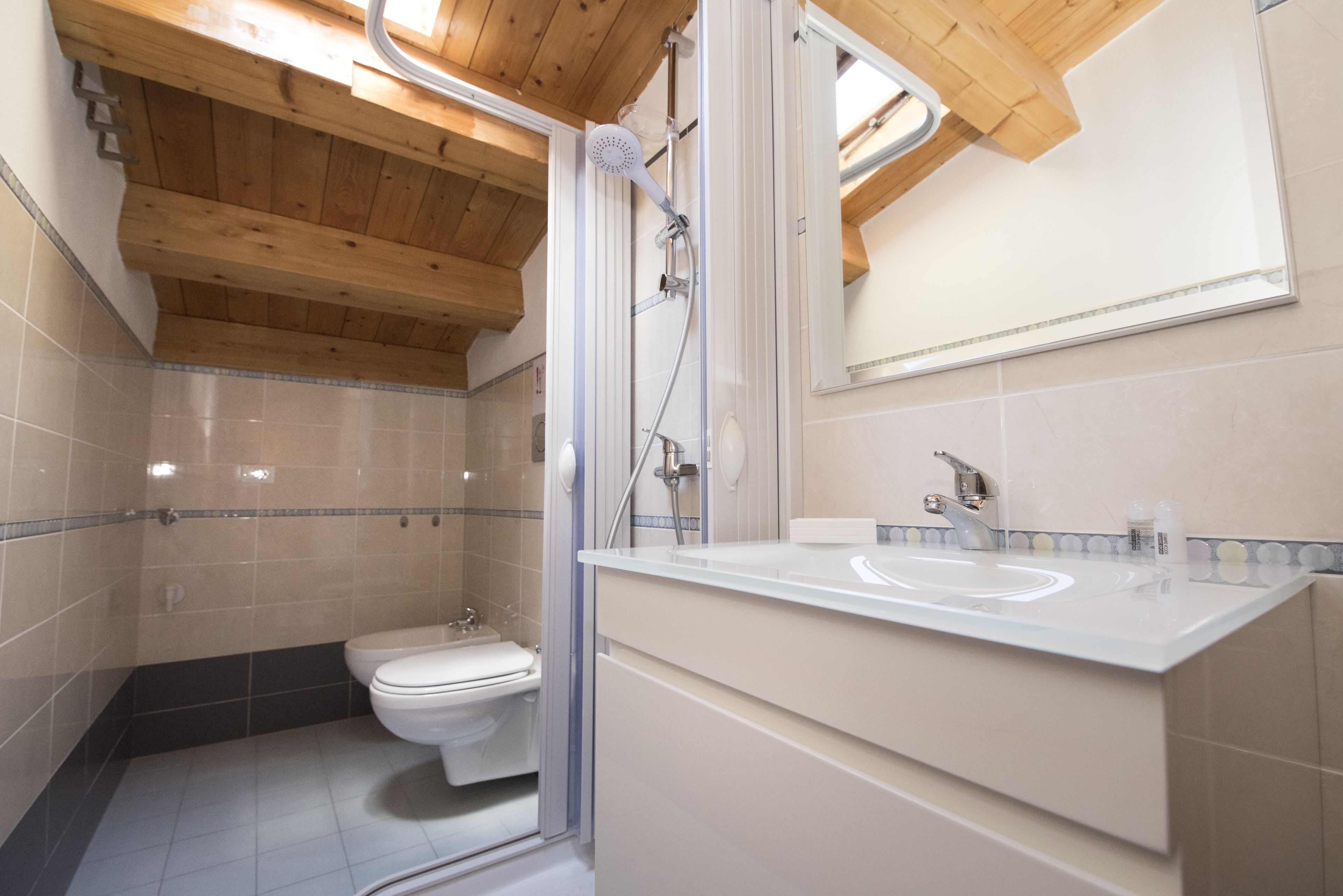 Basic Double Room, 1 Bedroom | Bathroom | Shower, bidet, towels