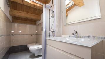 Basic Double Room, 1 Bedroom | Bathroom | Shower, bidet, towels