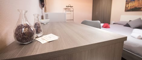 Doppia Basic, 1 camera da letto | Una cassaforte in camera, una scrivania, tende oscuranti