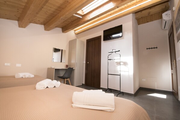 ベーシック トリプルルーム 1 ベッドルーム | セーフティボックス (室内)、客室ごとに異なる装飾、客室ごとに異なるインテリア、デスク