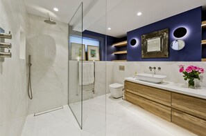 Bañera, secador de pelo, toallas