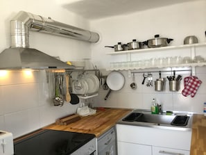 Frigorifero, microonde, forno, piano cottura