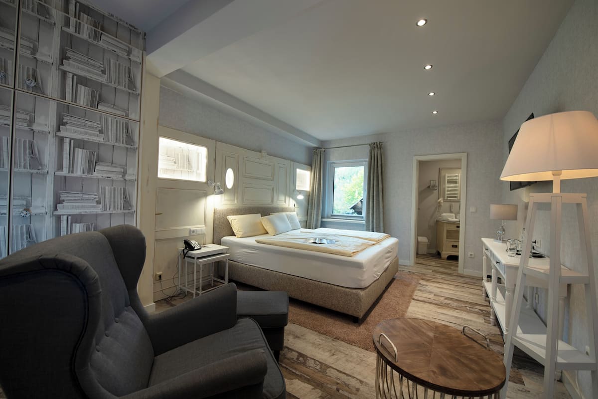 Soundproofing, rollaway beds, free WiFi