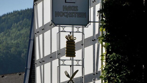 Un edificio con un cartello che riporta la scritta "Haas Hochstein".