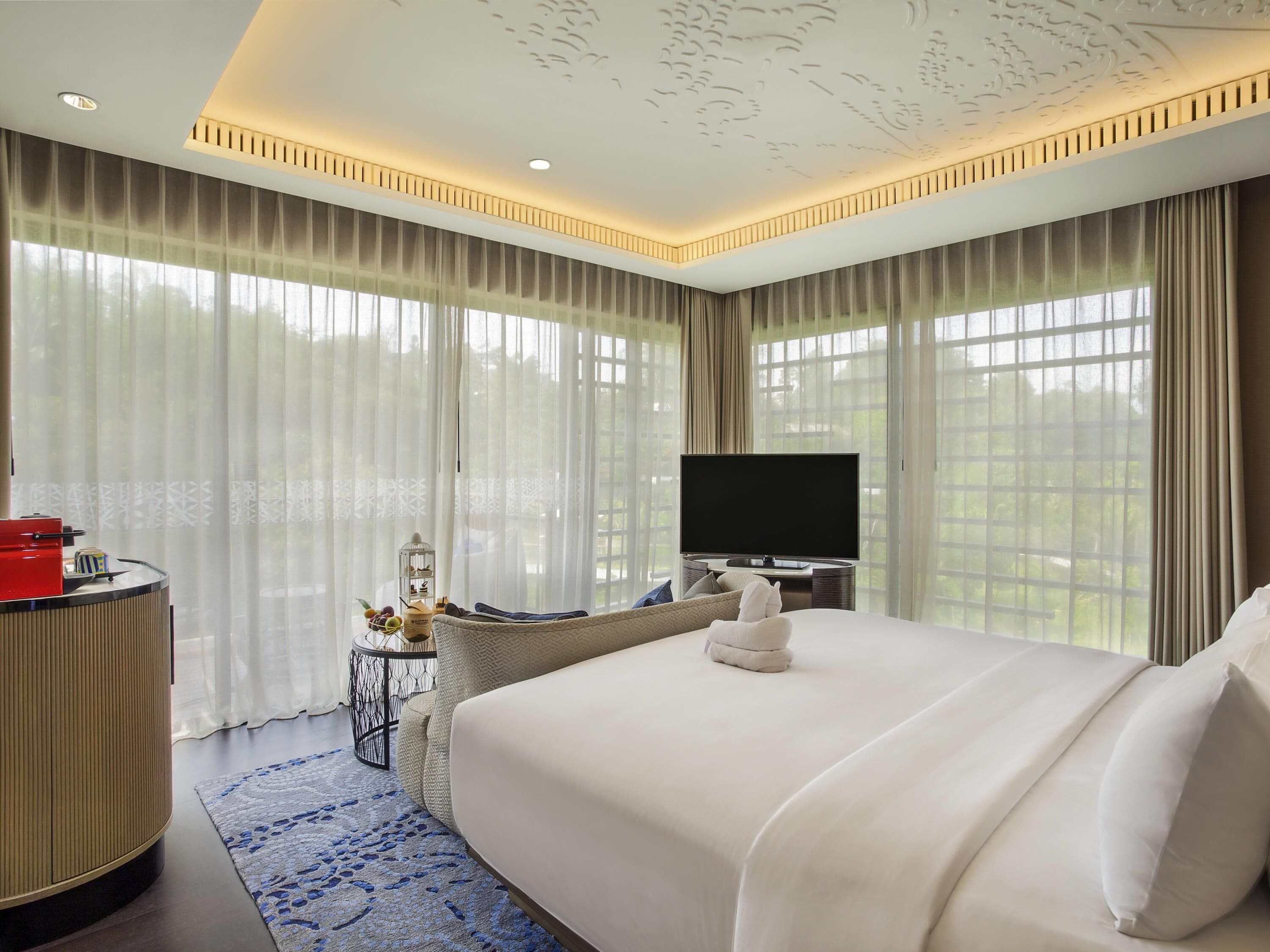 高档床上用品、客房内保险箱、办公桌、笔记本电脑工作区