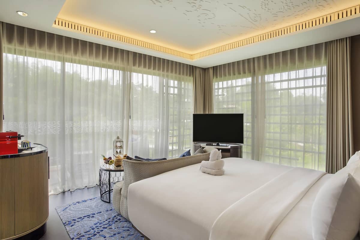 Luxe beddengoed, een kluis op de kamer, een bureau, een laptopwerkplek