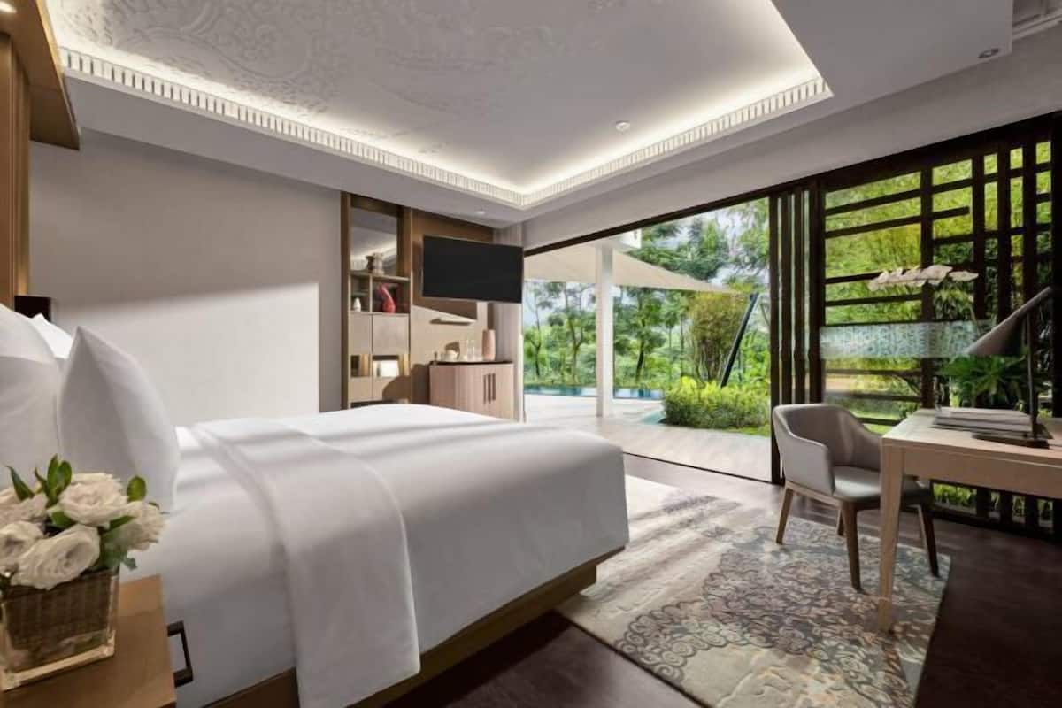 Premium bedding, in-room safe, desk, laptop workspace