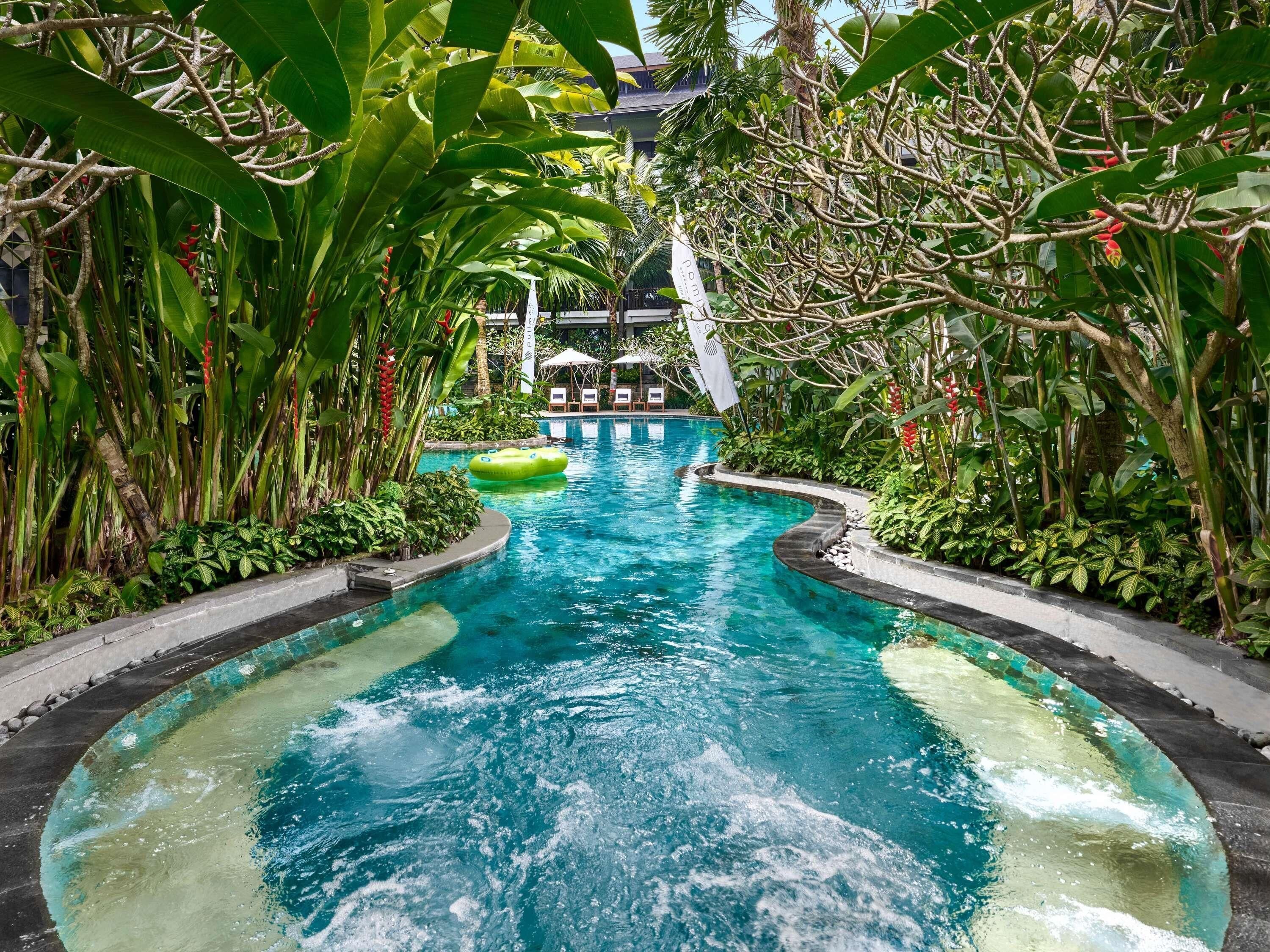 4 outdoor pools, pool loungers