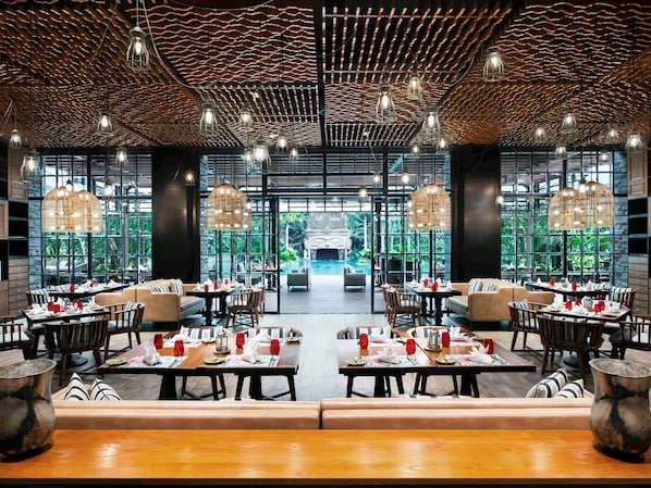 2 restaurantes; se sirven desayunos y cocina local e internacional