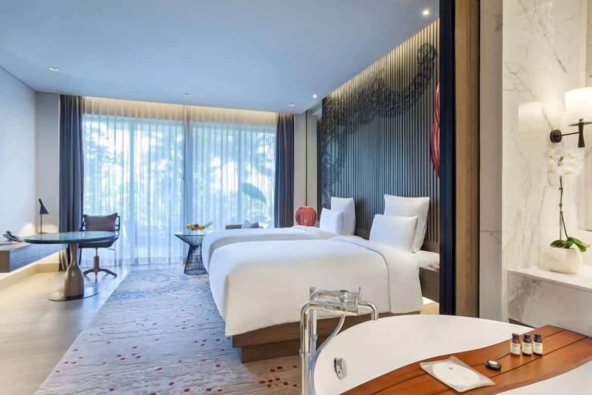 Premium bedding, in-room safe, desk, laptop workspace