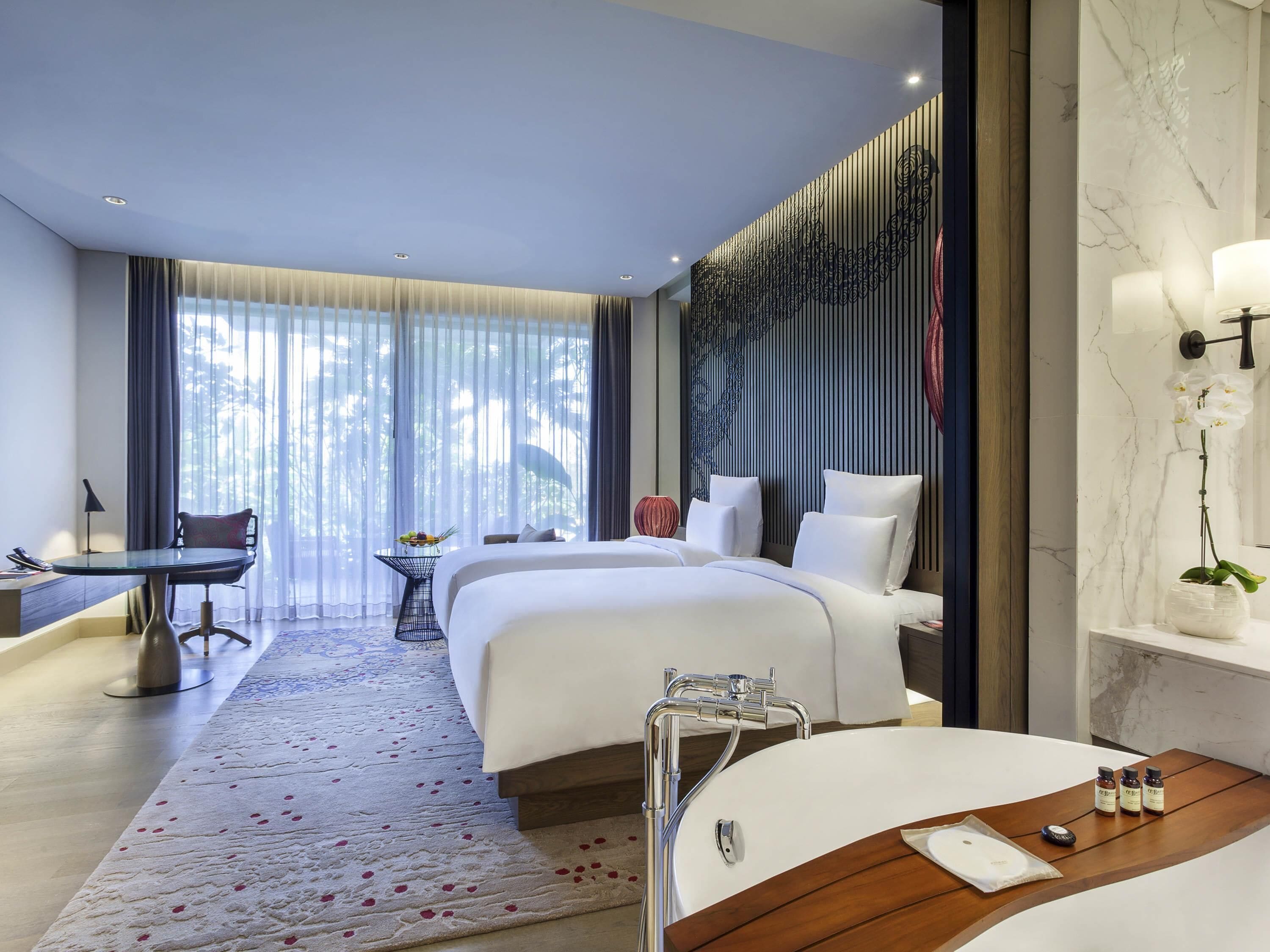 أغطية فراش متميزة وخزنة داخل الغرفة ومكتب ومساحة عمل للكمبيوتر المحمول