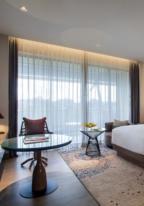 Premium bedding, in-room safe, desk, laptop workspace