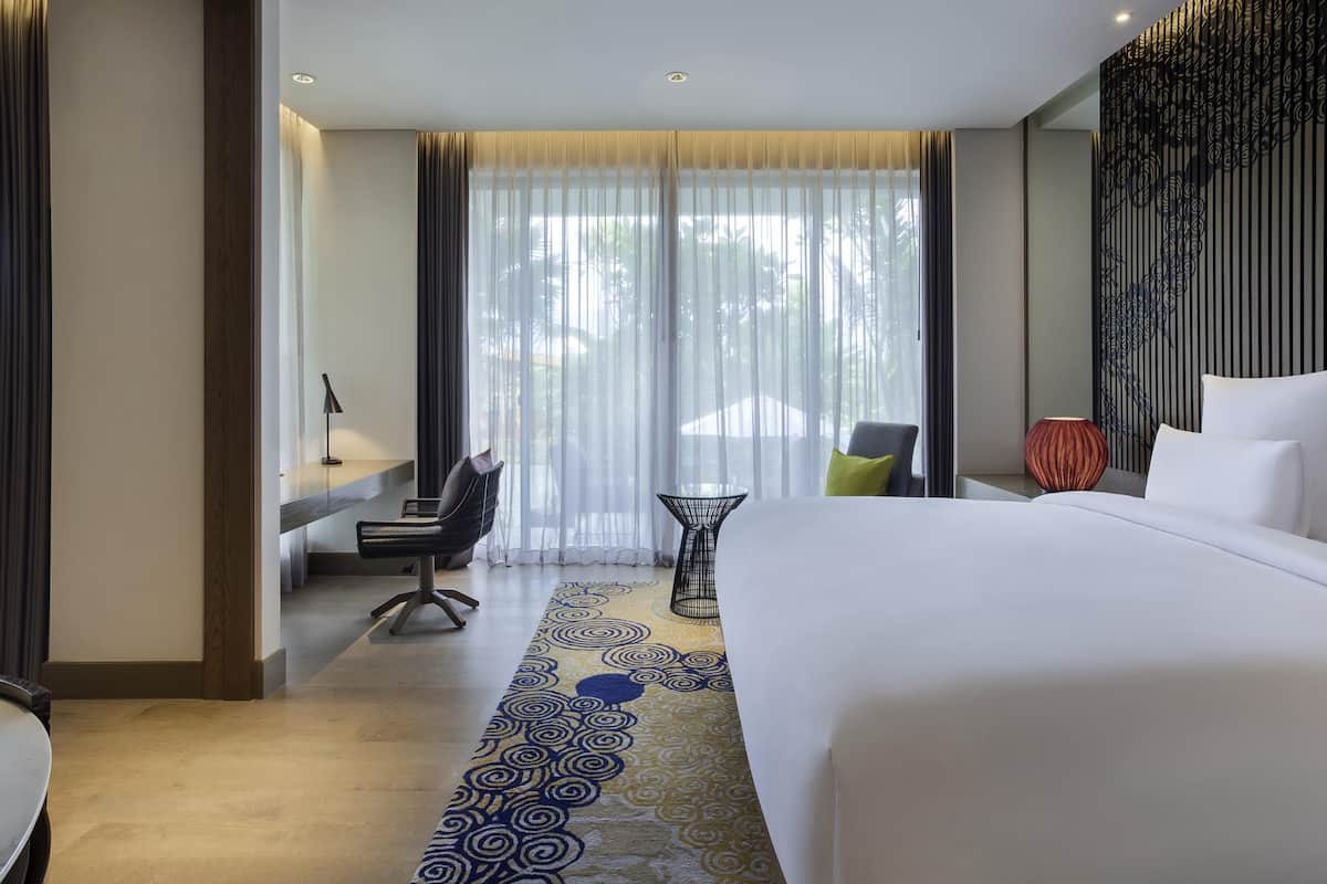 Luxe beddengoed, een kluis op de kamer, een bureau, een laptopwerkplek