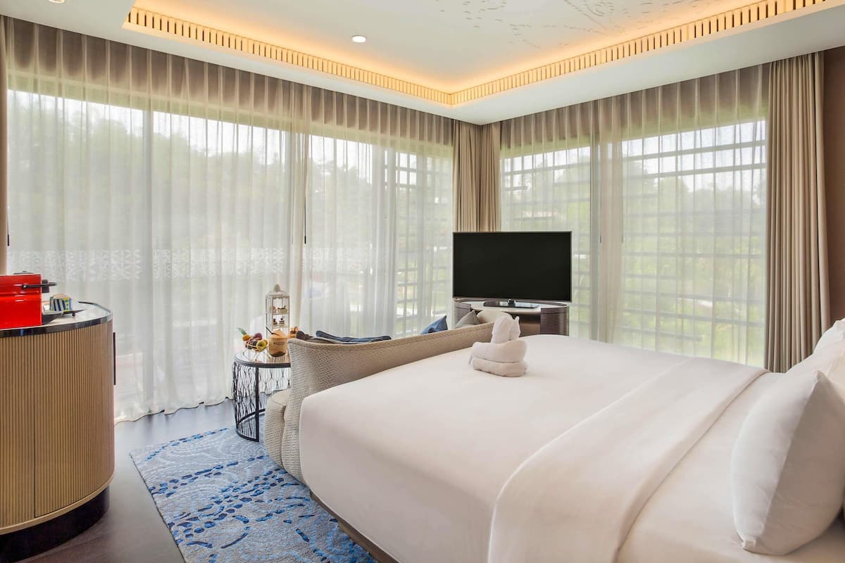Premium bedding, in-room safe, desk, laptop workspace