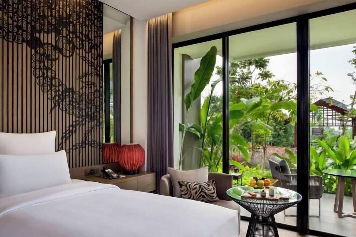 Premium bedding, in-room safe, desk, laptop workspace