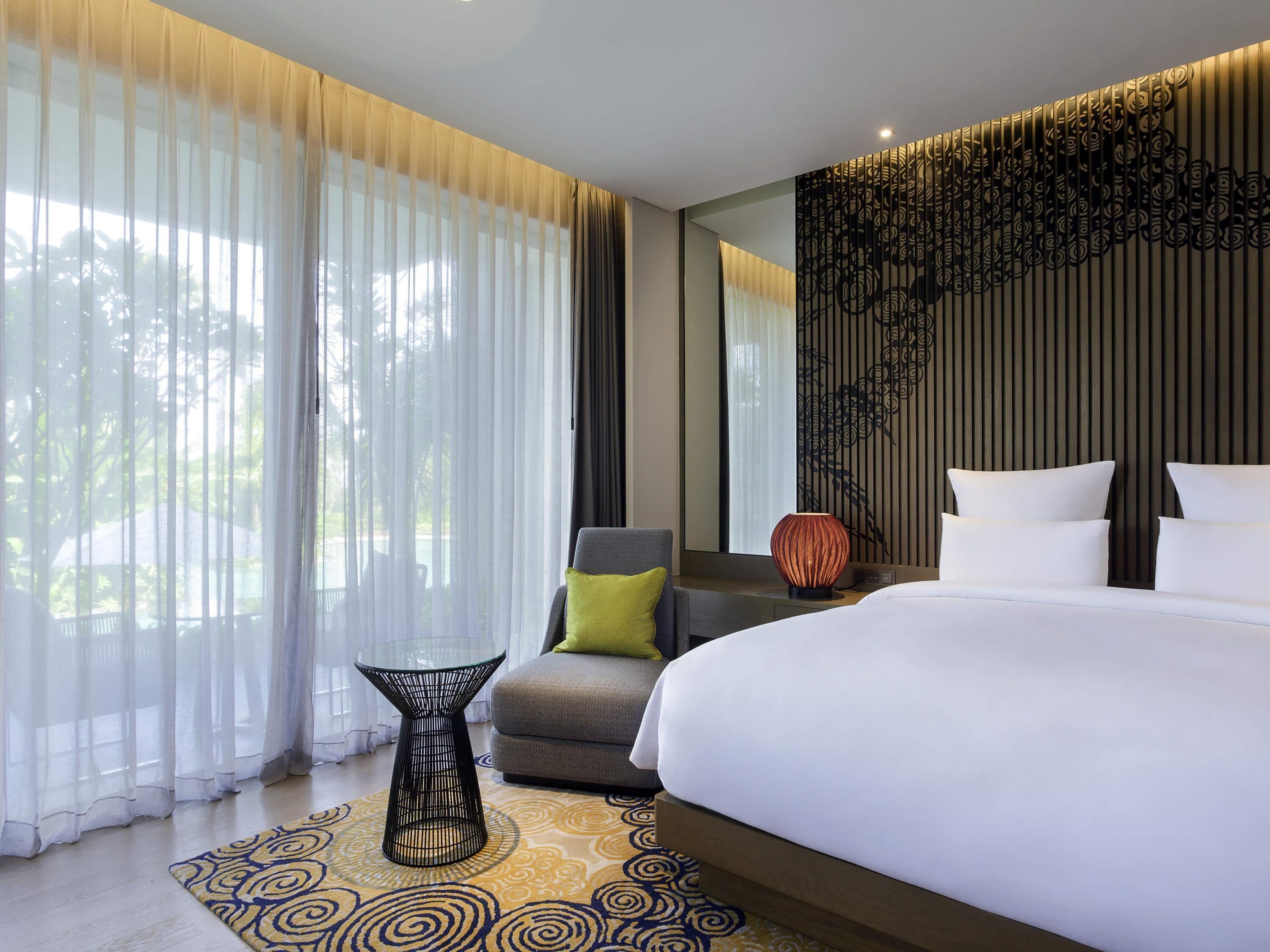 Premium bedding, in-room safe, desk, laptop workspace