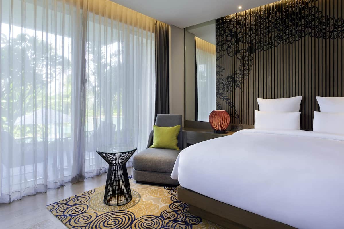 Luxe beddengoed, een kluis op de kamer, een bureau, een laptopwerkplek