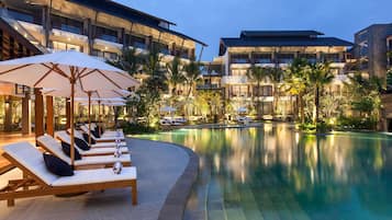 4 outdoor pools, pool loungers