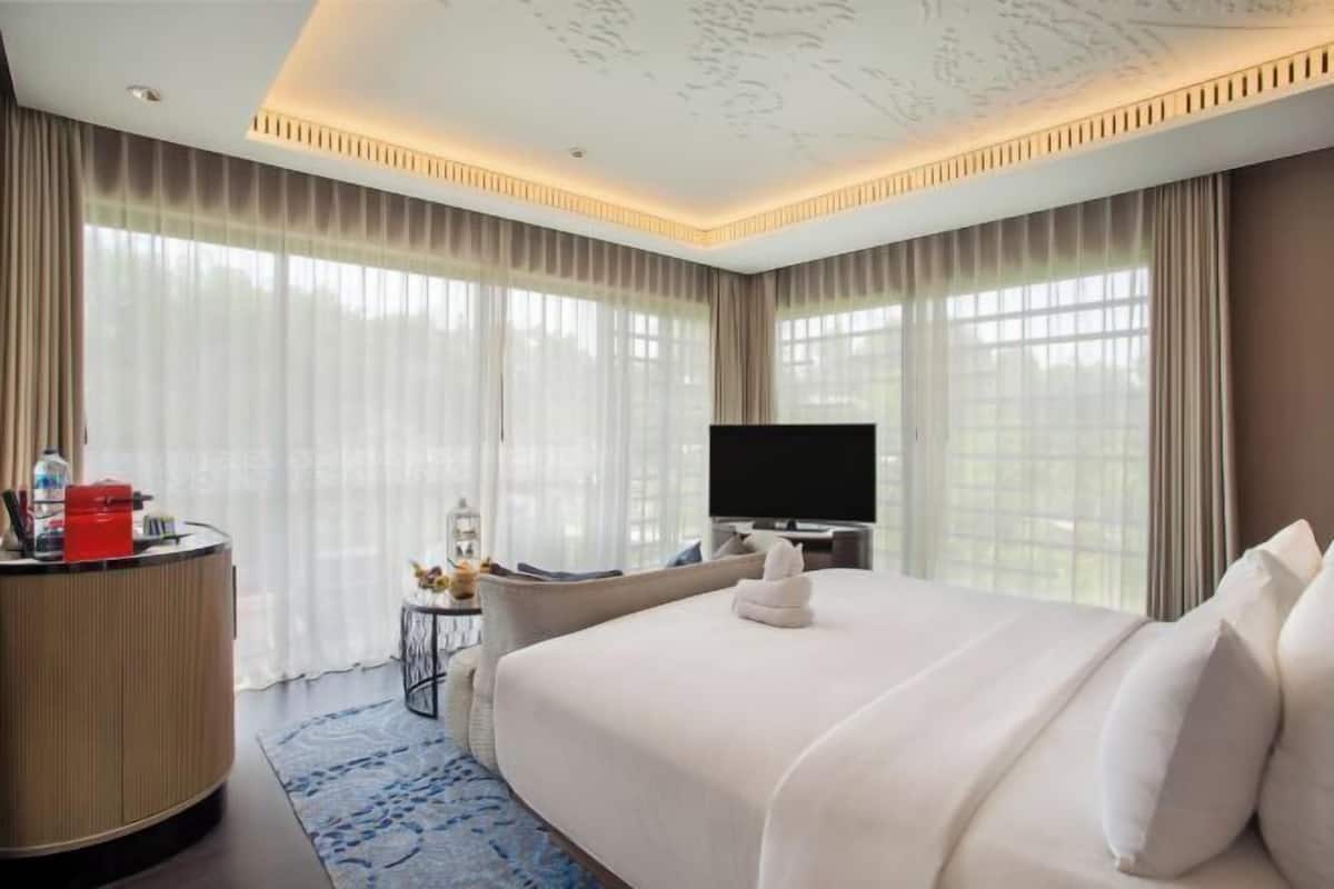 Premium bedding, in-room safe, desk, laptop workspace