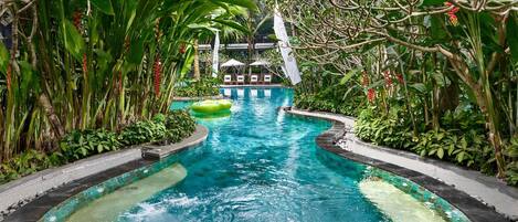 4 piscines extérieures, chaises longues