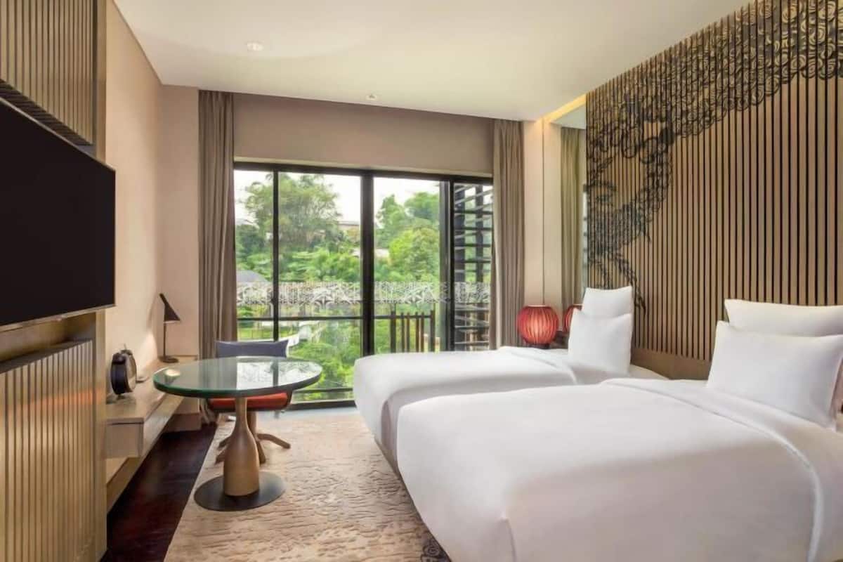 Premium bedding, in-room safe, desk, laptop workspace