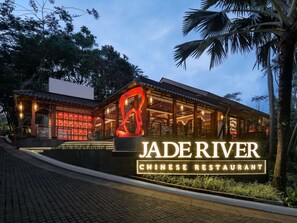 2 restaurants servant le déjeuner, le dßner, le souper et le brunch