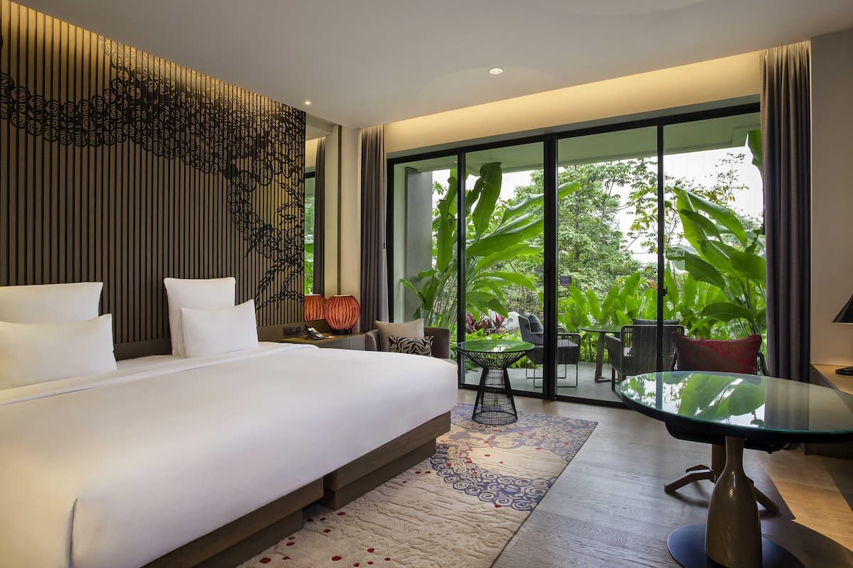 Premium bedding, in-room safe, desk, laptop workspace