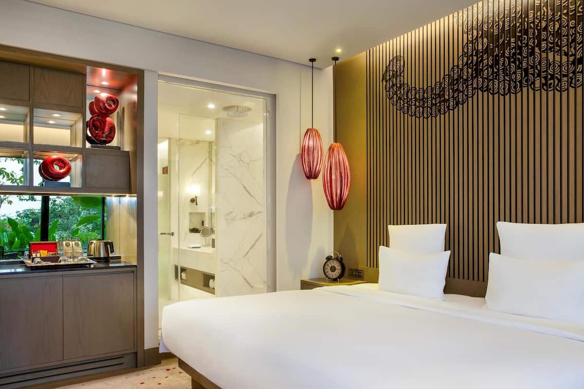 Luxe beddengoed, een kluis op de kamer, een bureau, een laptopwerkplek