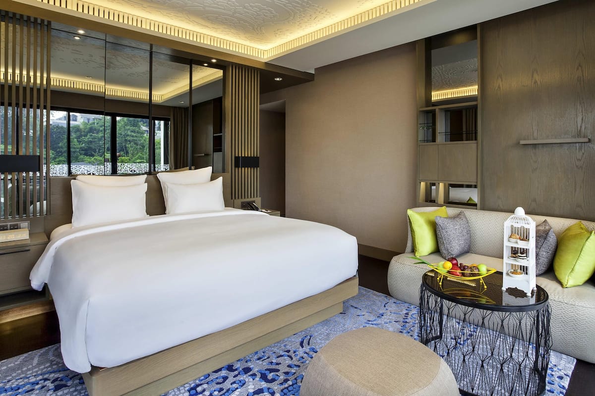 Premium bedding, in-room safe, desk, laptop workspace