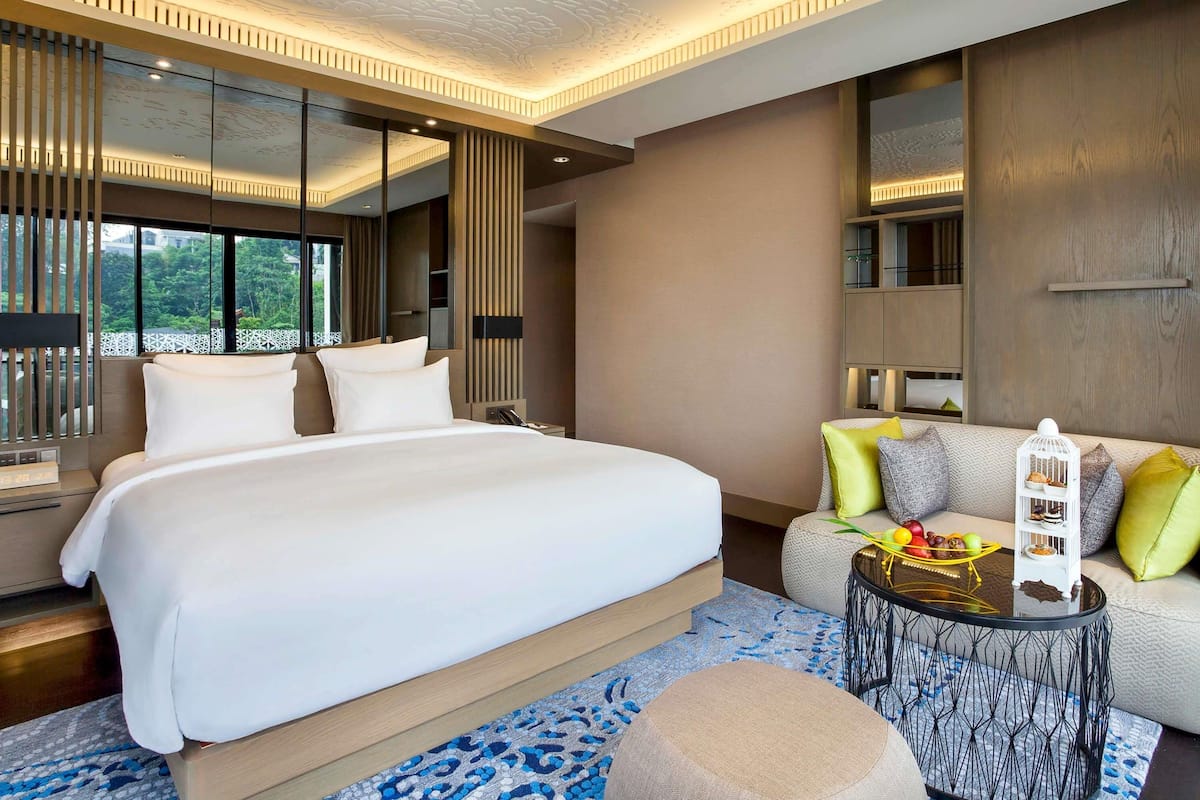 Luxe beddengoed, een kluis op de kamer, een bureau, een laptopwerkplek