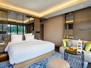 Premium bedding, in-room safe, desk, laptop workspace - Pullman Ciawi Vimala Hills Resort (Ciawi)