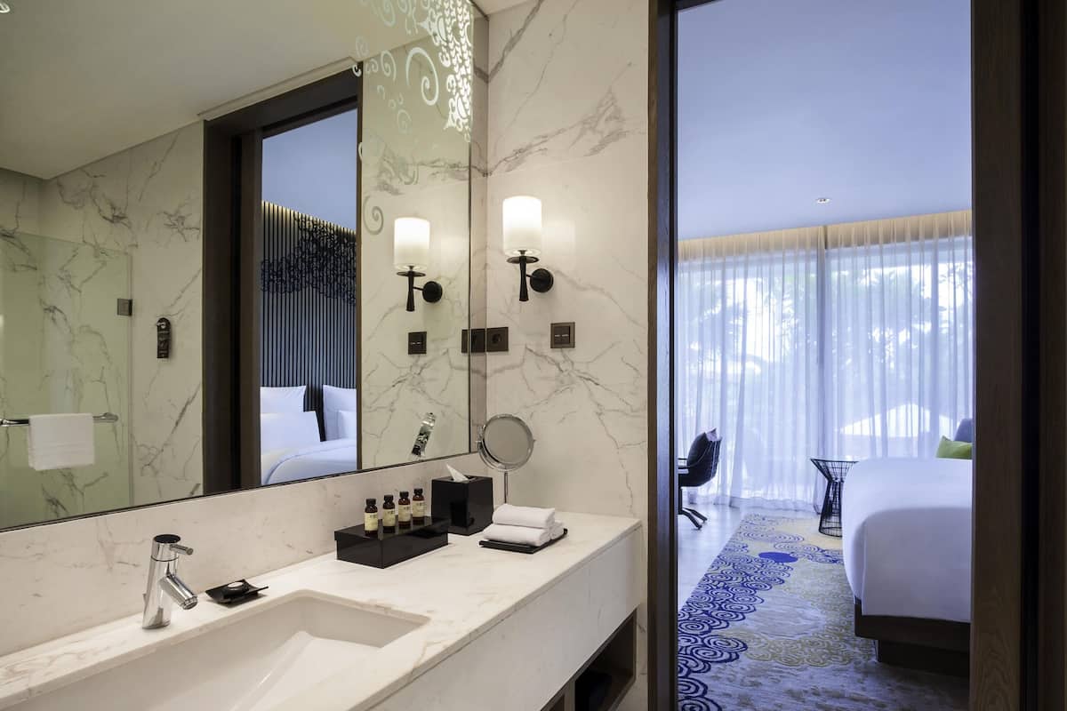 Premium bedding, in-room safe, desk, laptop workspace