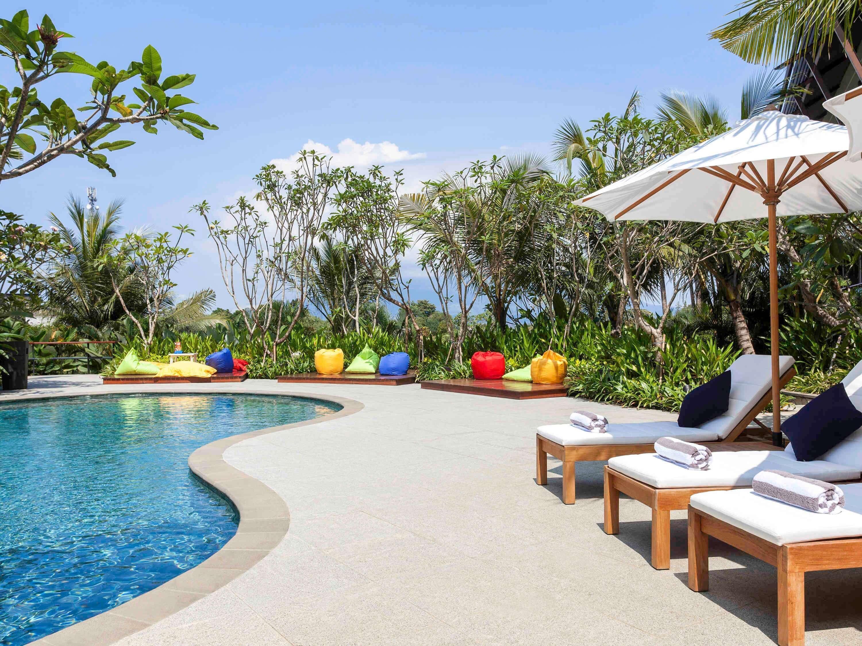 4 座室外游泳池，提供日光浴躺椅