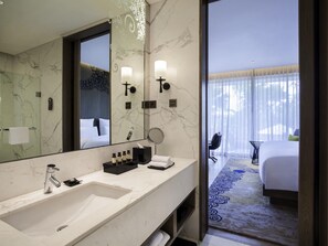 Premium bedding, in-room safe, desk, laptop workspace - Pullman Ciawi Vimala Hills Resort (Ciawi)