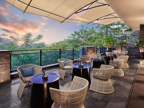 Bar Ă tapas, vue sur la piscine, ouvert tous les jours