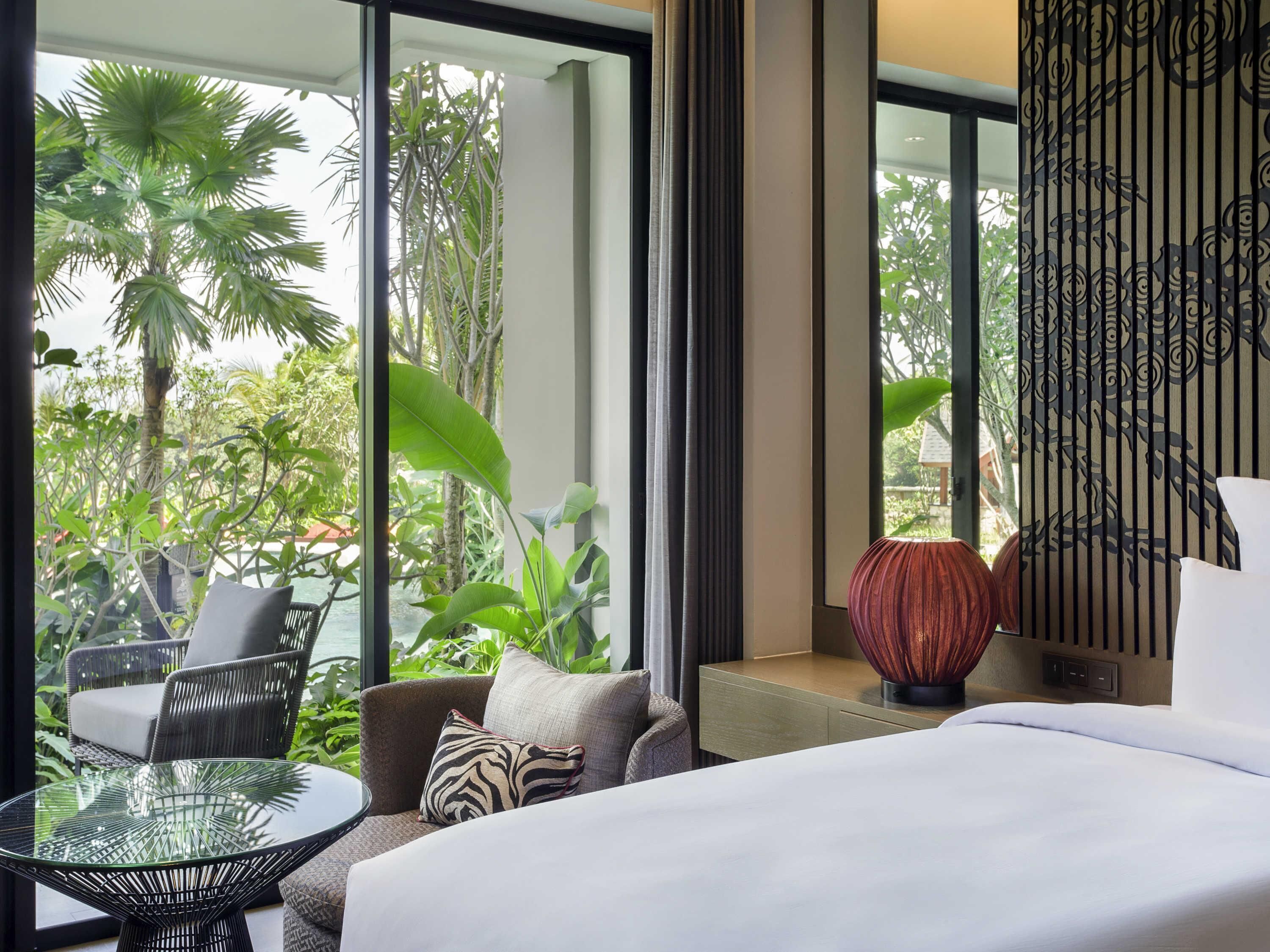 高档床上用品、客房内保险箱、办公桌、笔记本电脑工作区