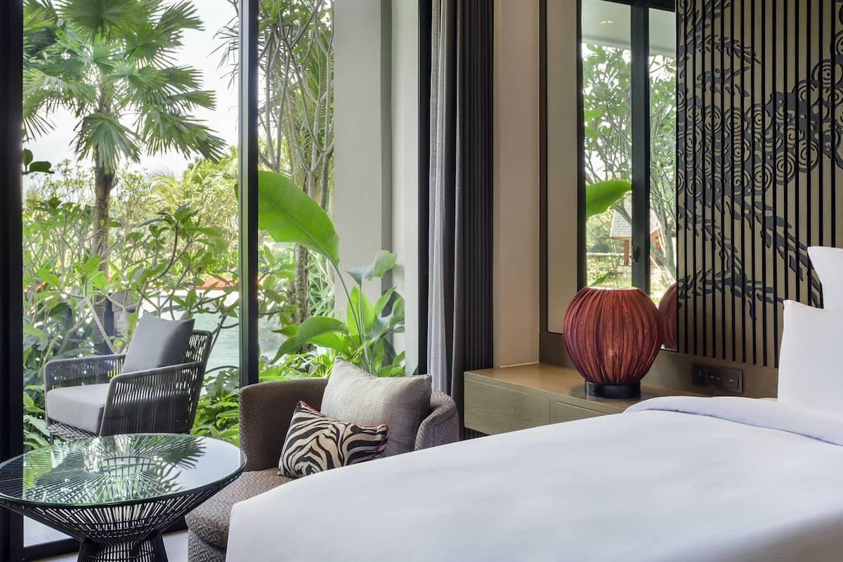 Luxe beddengoed, een kluis op de kamer, een bureau, een laptopwerkplek