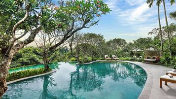 4 kolam renang outdoor, dengan kursi berjemur